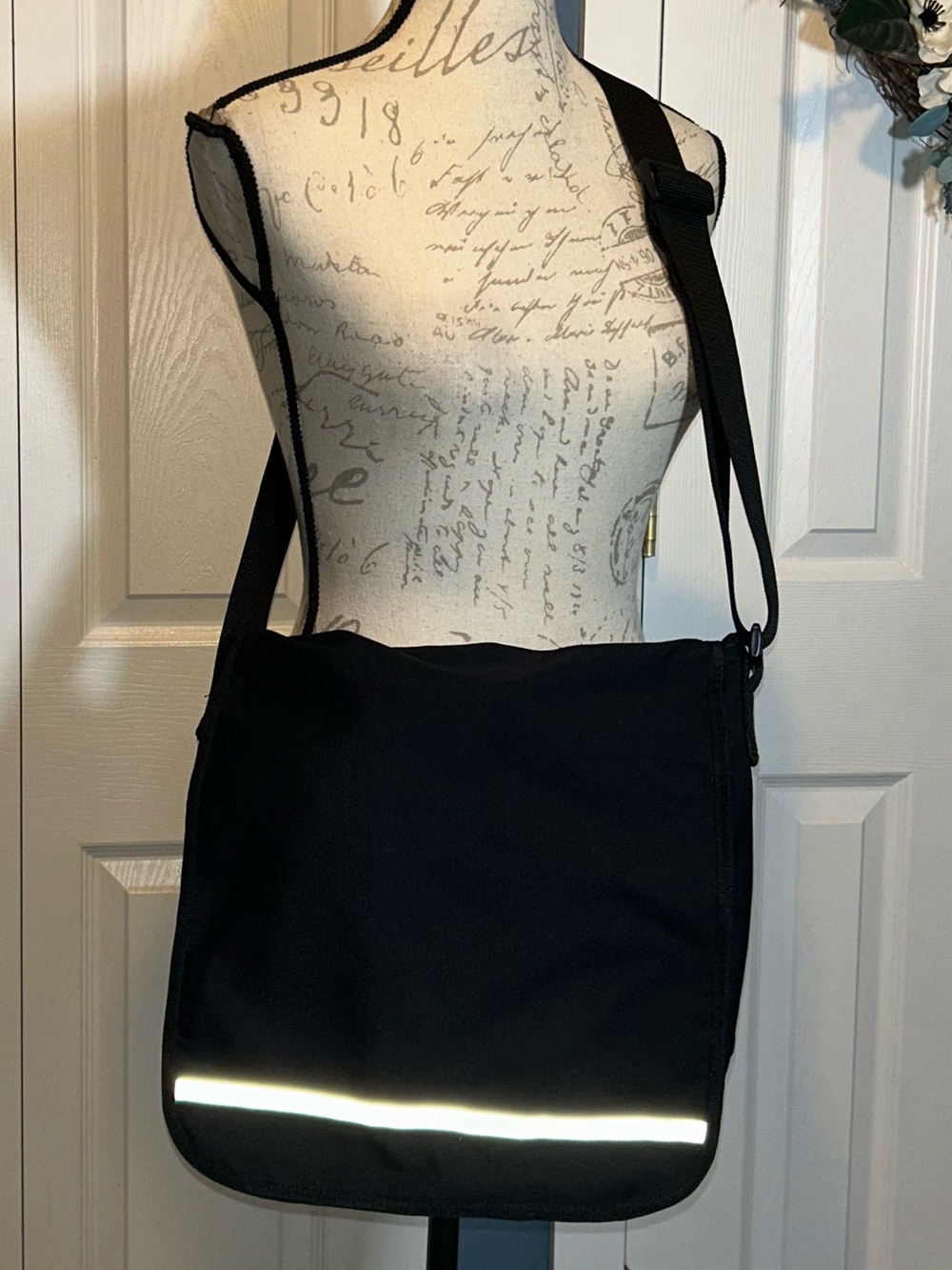 GAP Nylon Classic Messenger Bag Black Reflective Stripe School Work Unisex